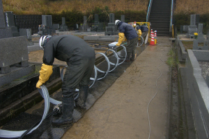 東山墓地公園導水管管更生工事 (1)